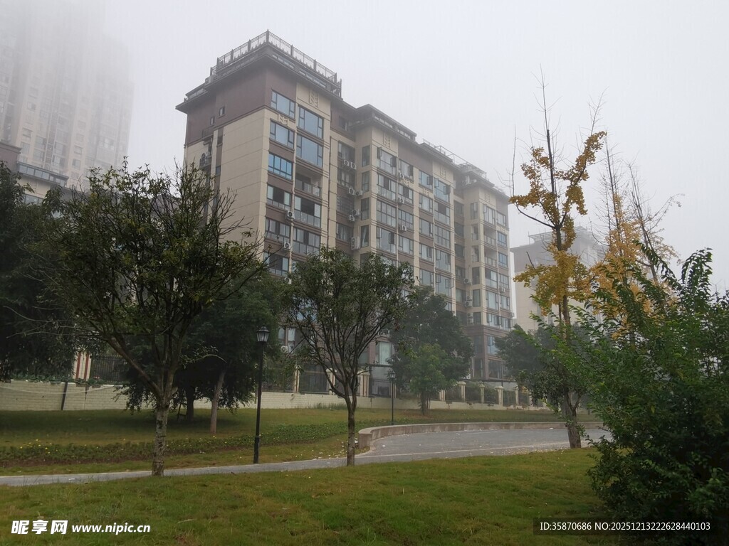 雾中小区建筑与绿化景观