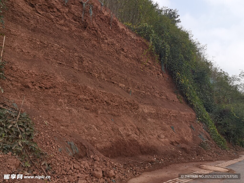 路边红褐色陡峭土坡