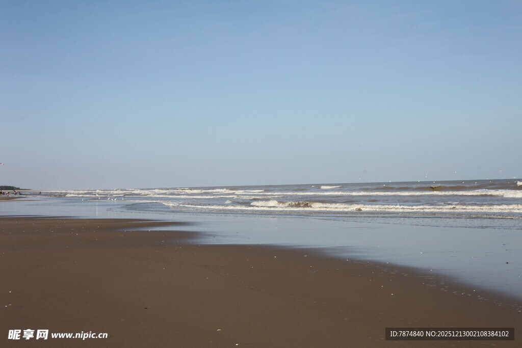 海浪轻拍沙滩