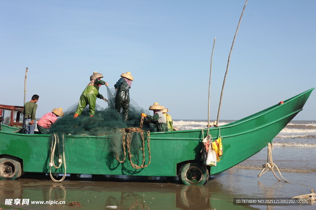 海边绿舟上的忙碌渔民