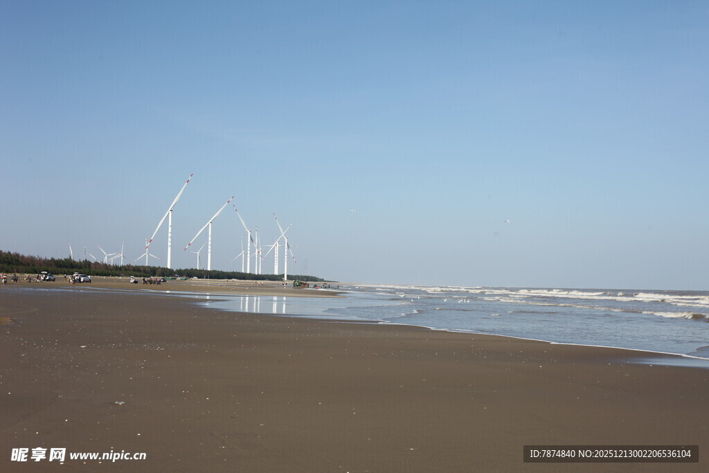 海边沙滩上的风力发电机组
