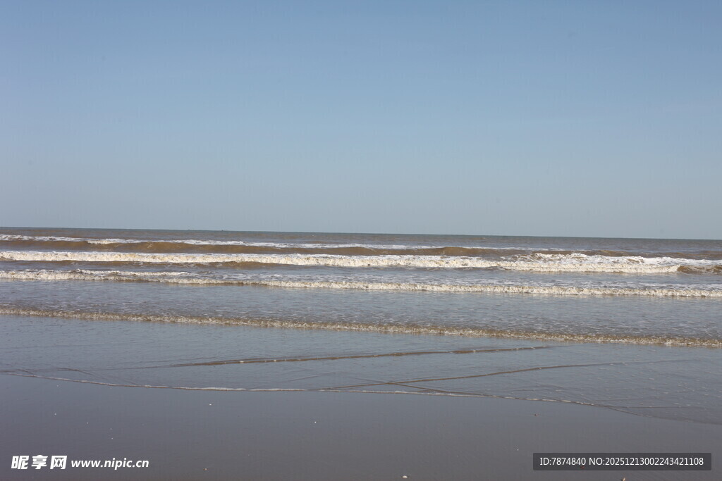 海浪轻拍沙滩