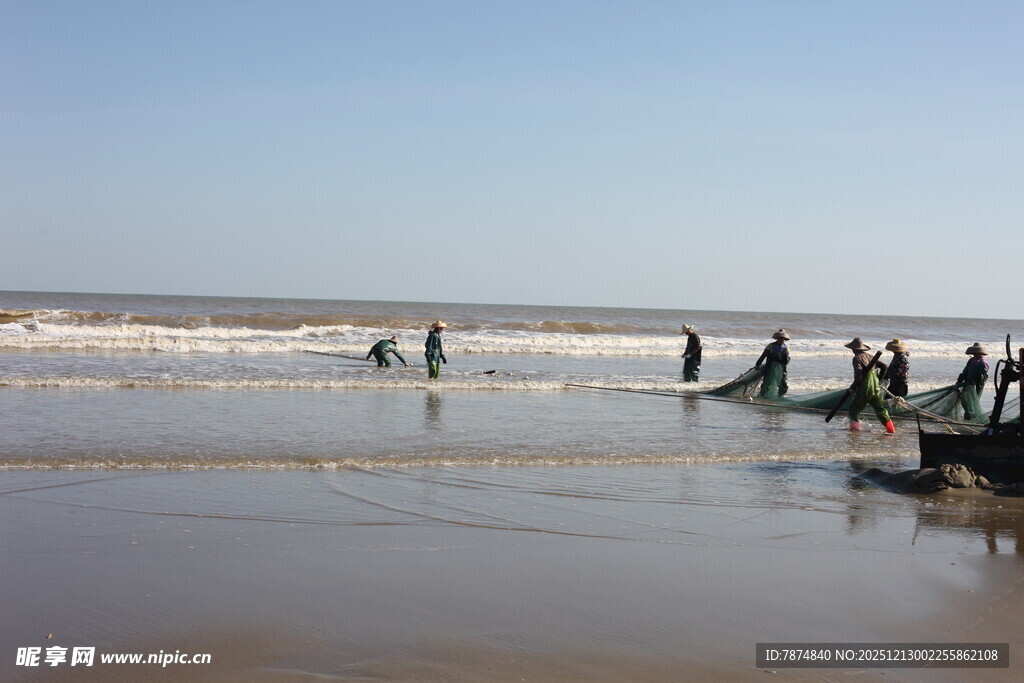 海边人群踏浪嬉戏场景