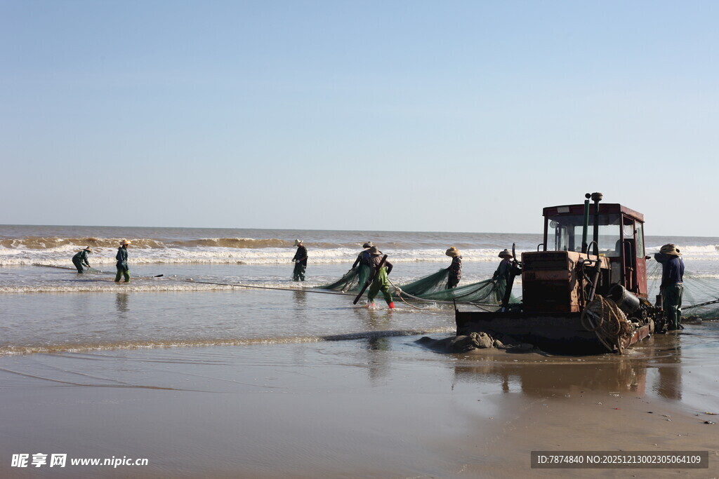 海滩上的机械与劳作场景