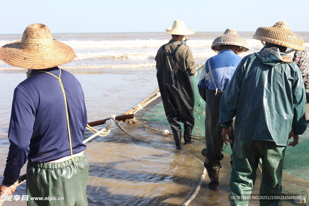 渔民海边拉网劳作场景