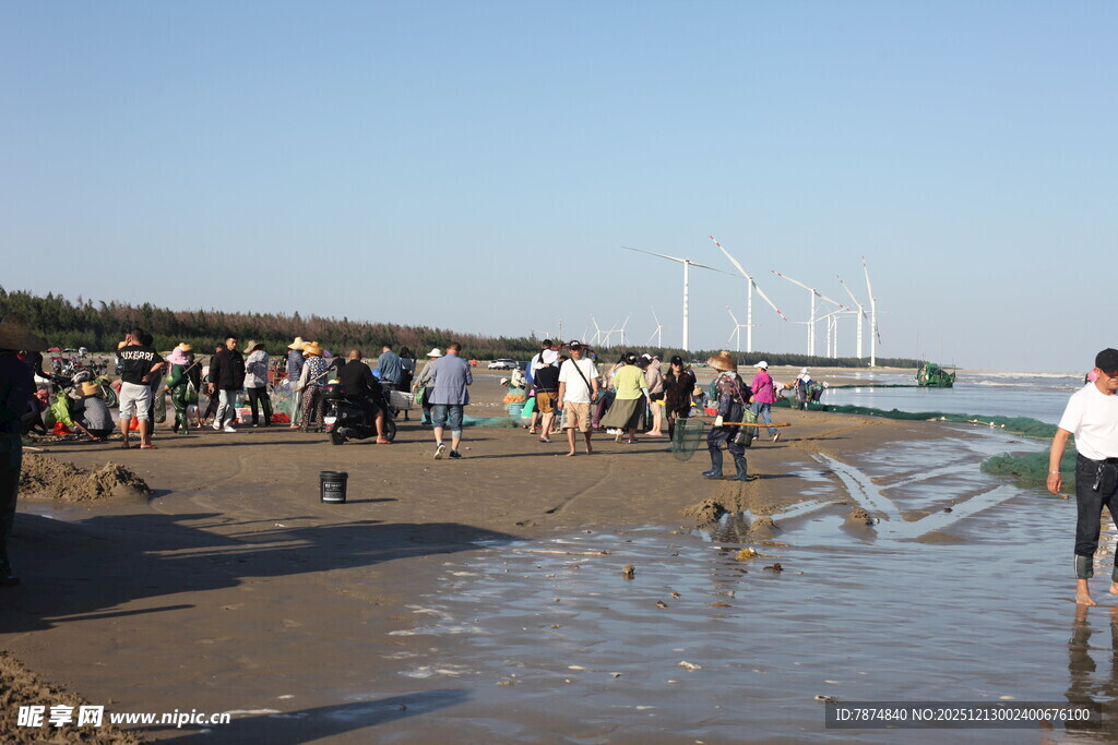 海滩人群漫步场景