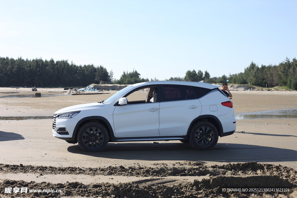 白色SUV于户外开阔地