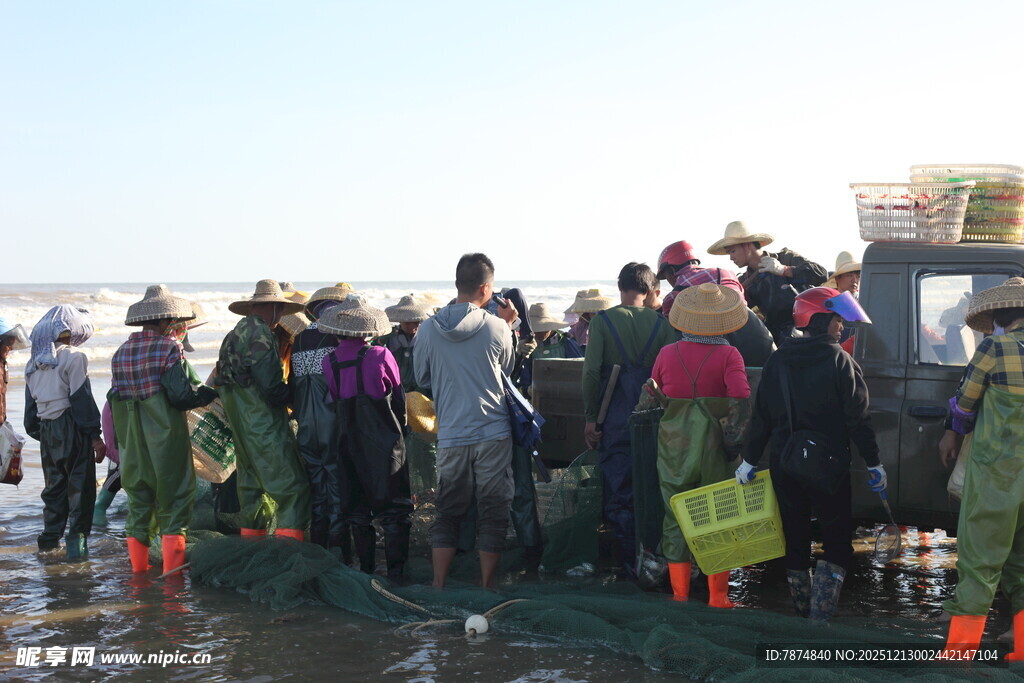 渔民海边合力拉网捕鱼