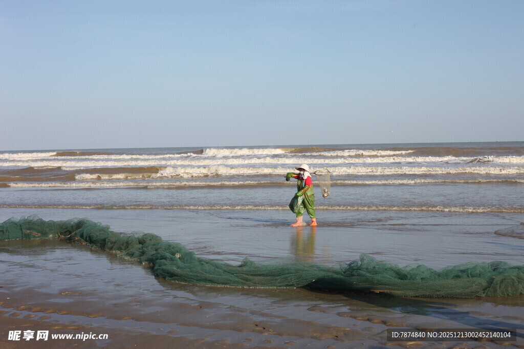 海边撒网的捕鱼者