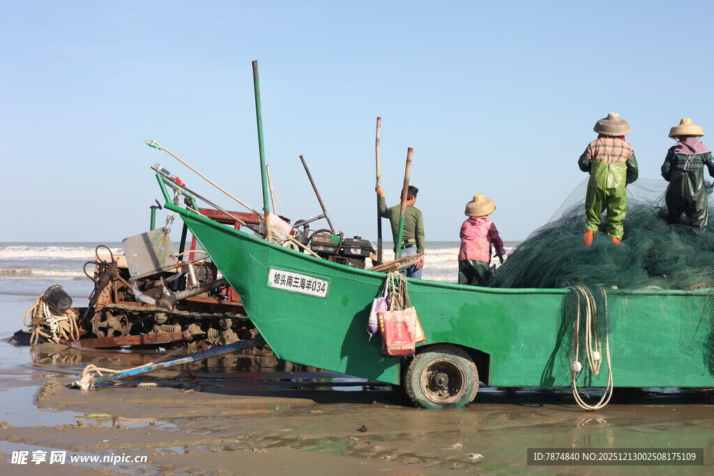 海边渔民准备出海撒网