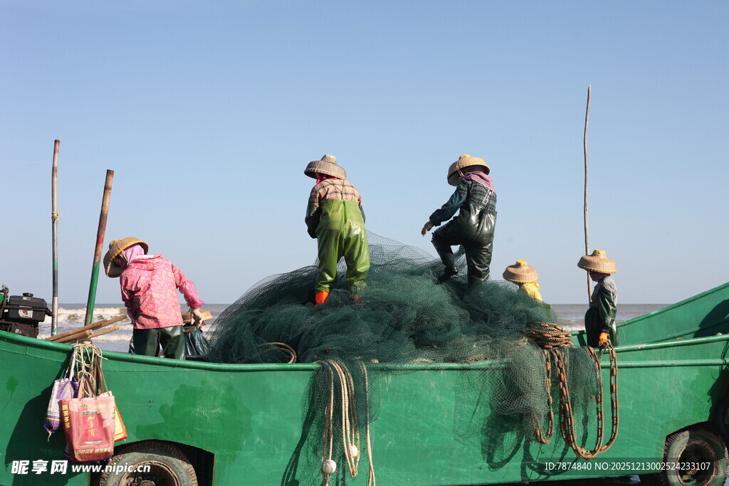 渔民船上忙碌整理渔网