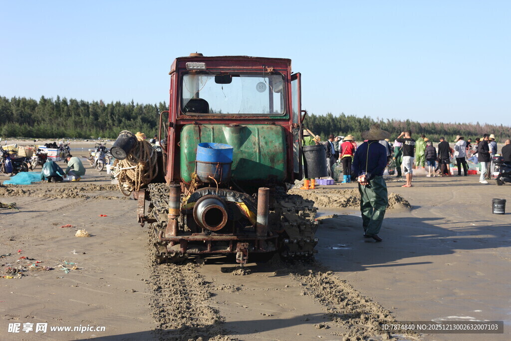 海边沙滩上的复古车辆