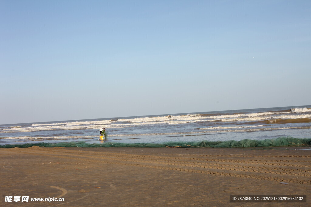 海边沙滩上的孤独身影
