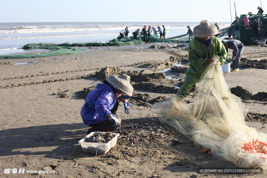 海边渔民忙碌撒网场景