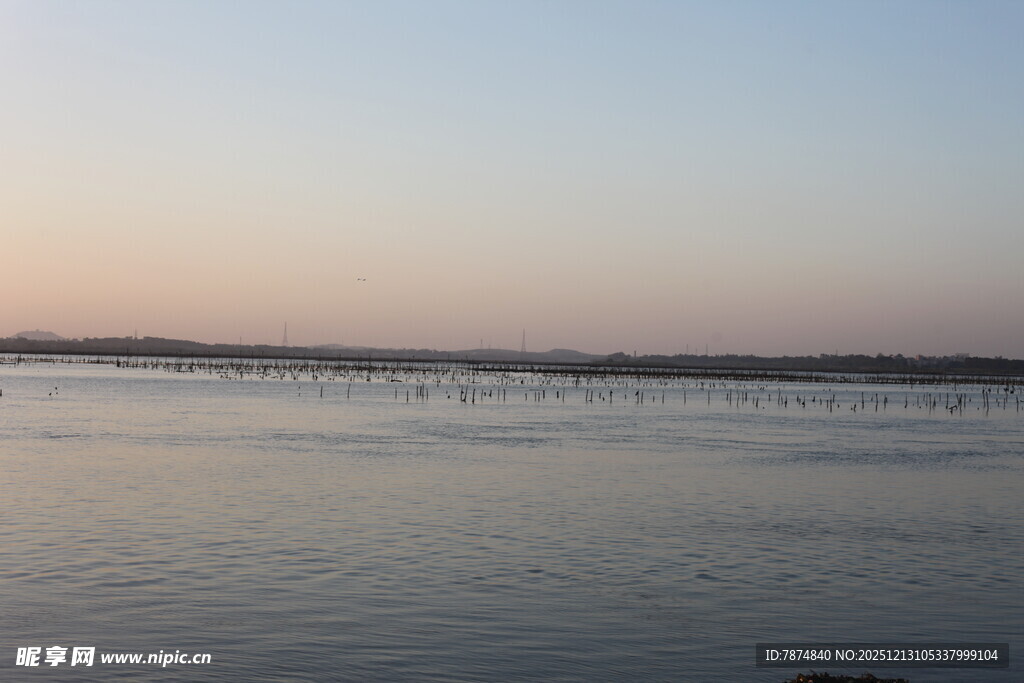 黄昏下的平静水面
