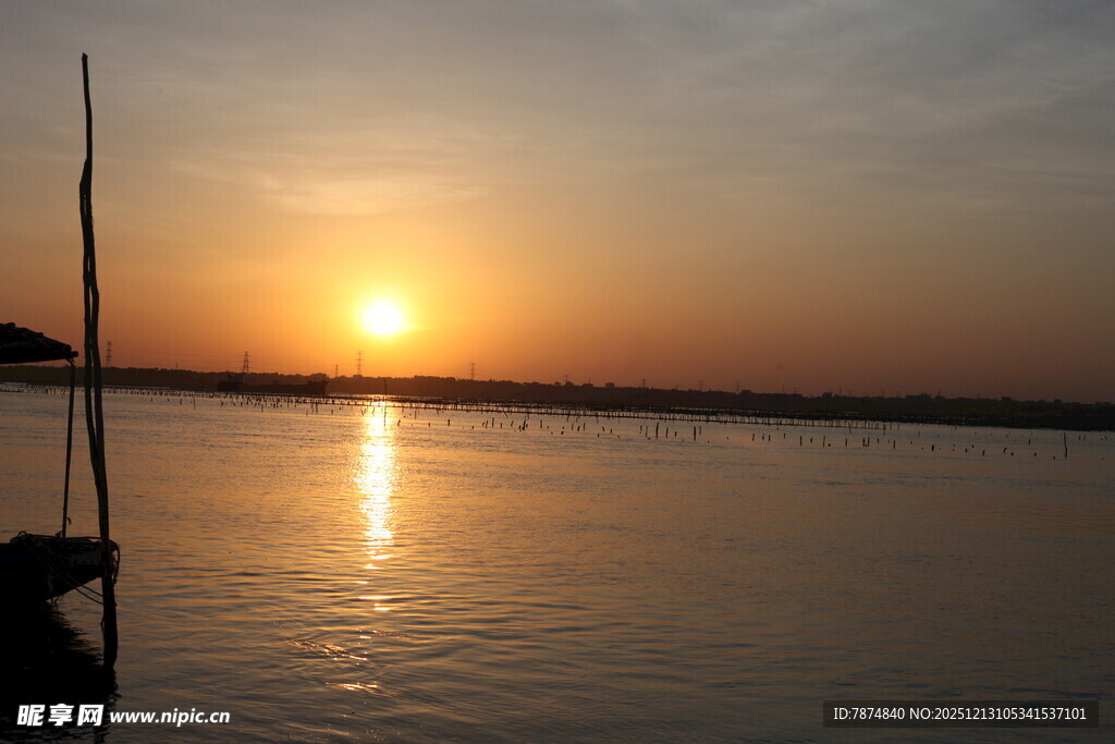 夕阳下的宁静水面