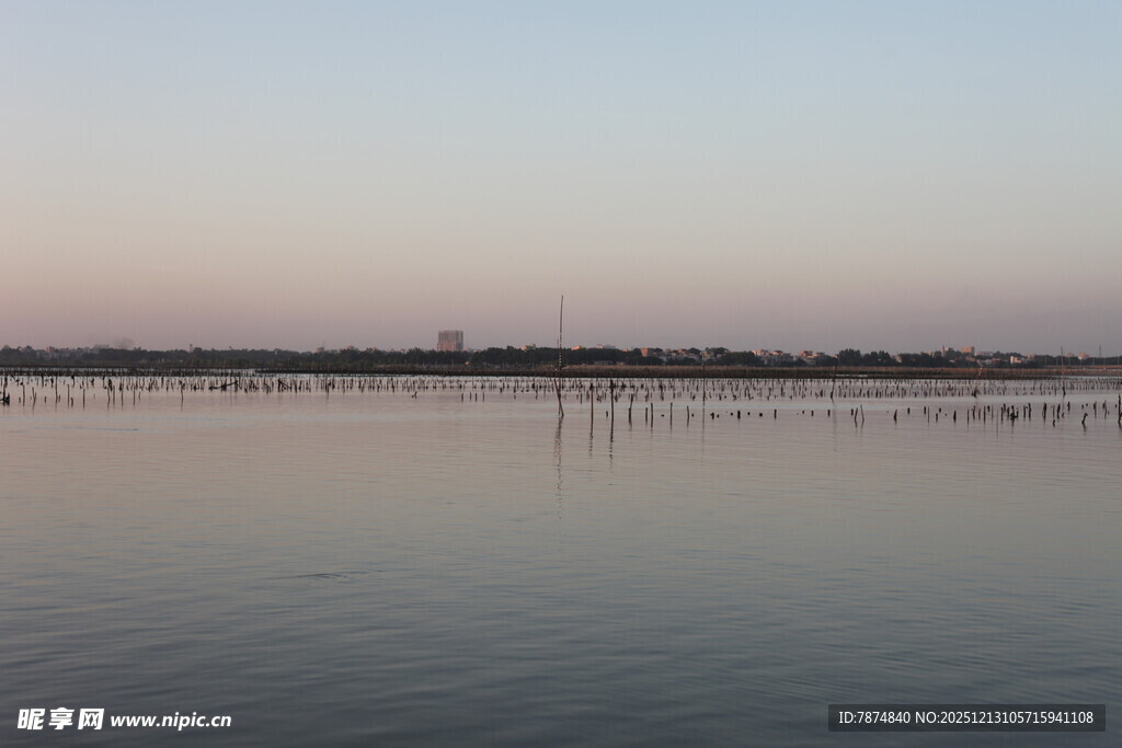 平静湖面与远处天际线
