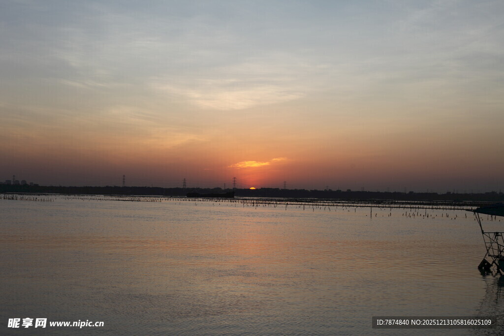 夕阳下的平静湖面