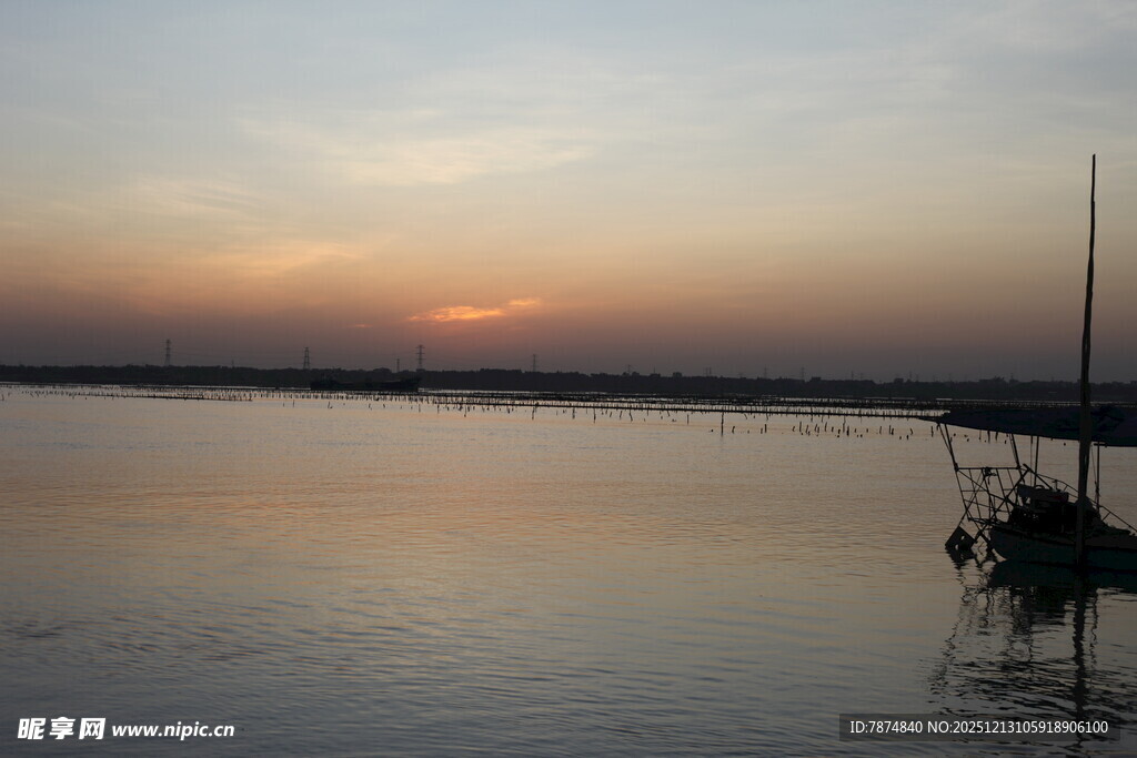夕阳下的宁静湖面与孤舟