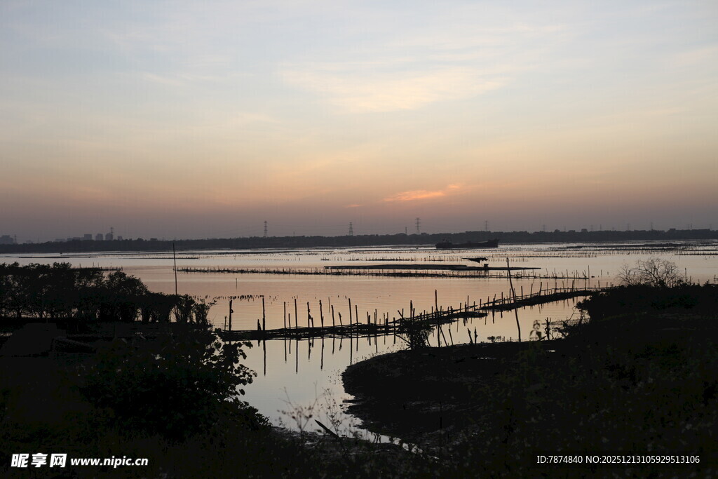黄昏湖畔栈桥美景