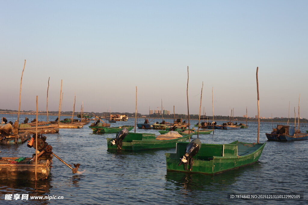 海港中的多彩船只