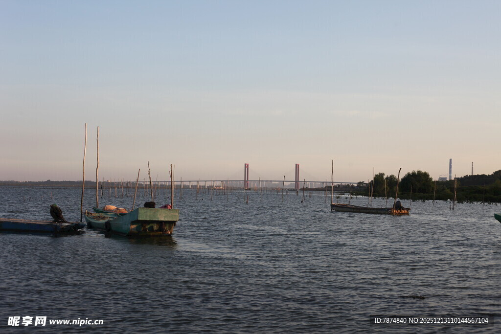 海上船只航行景象