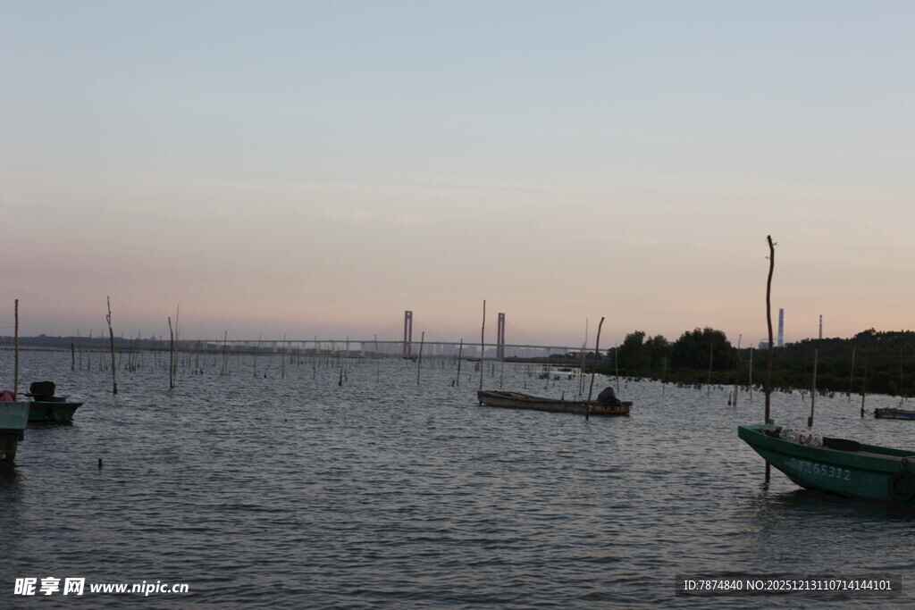 黄昏下宁静的海面与船只