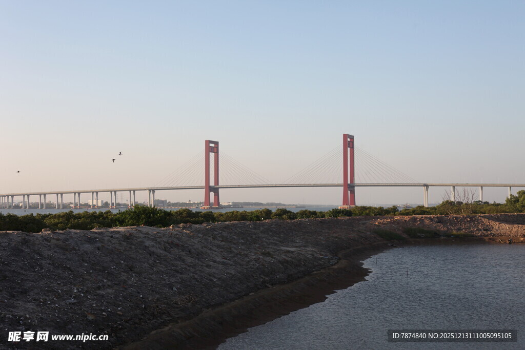 夕阳下的跨江大桥