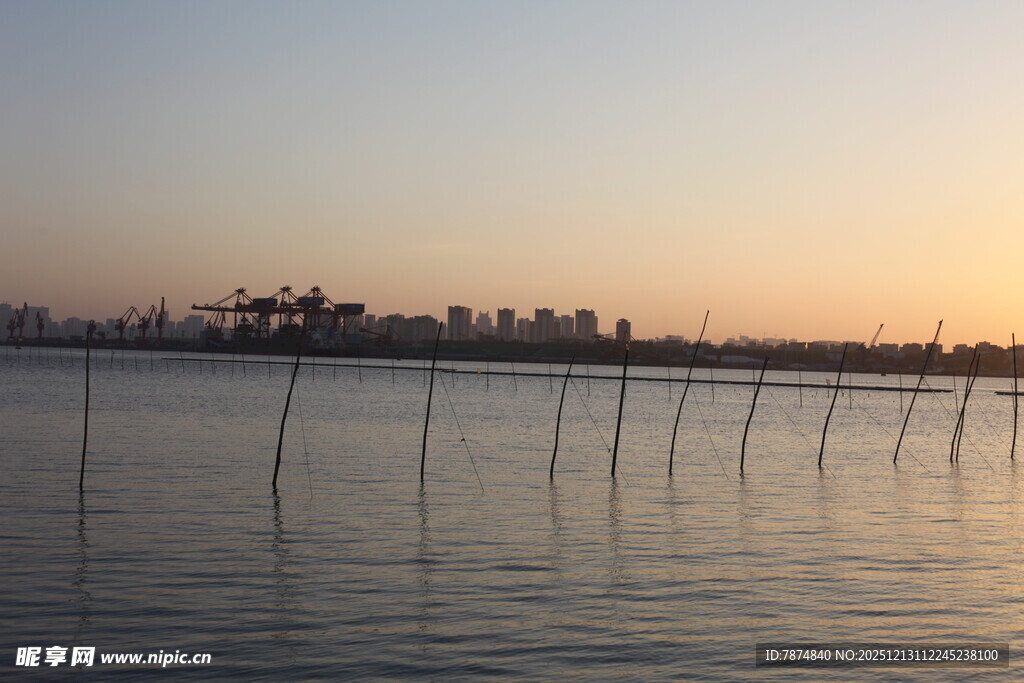 夕阳下的水域与远处城市