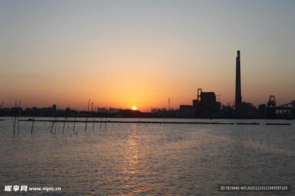 夕阳下的水域与远处建筑
