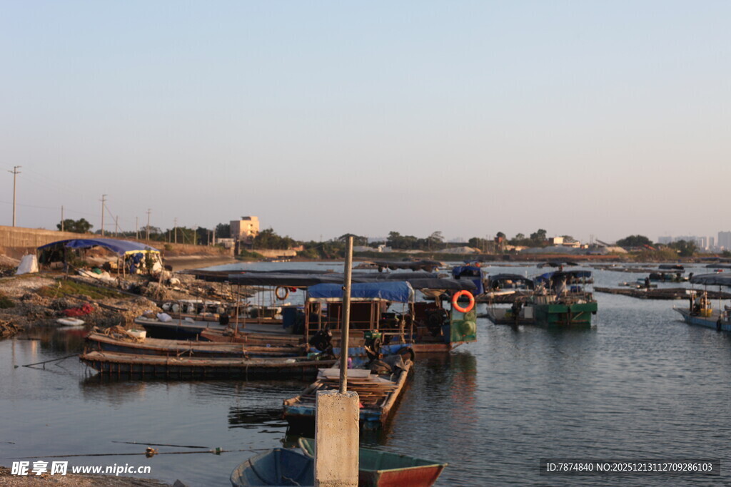 宁静渔村的停泊船只景象