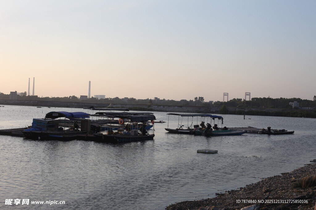 河畔船只停泊景象