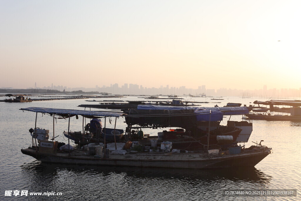 夕阳下的水上船只