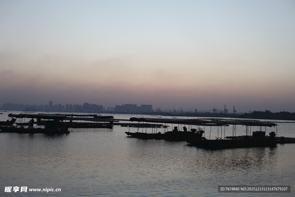 黄昏下宁静的水上船只景象