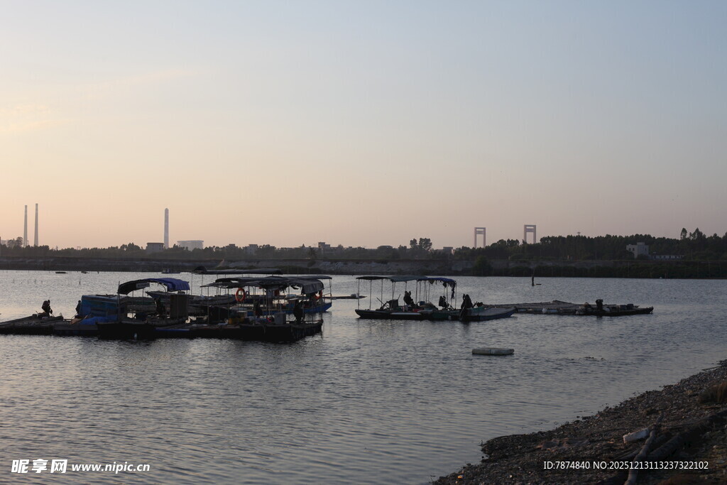 河畔暮色中的停泊船只