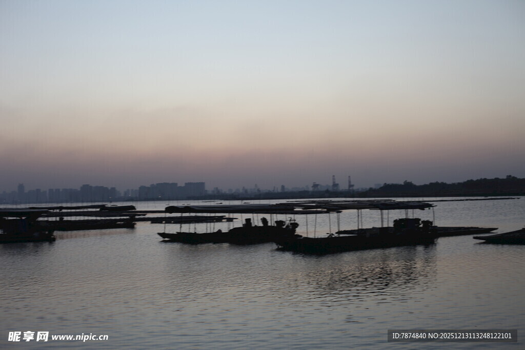 黄昏下宁静的水上停泊场景