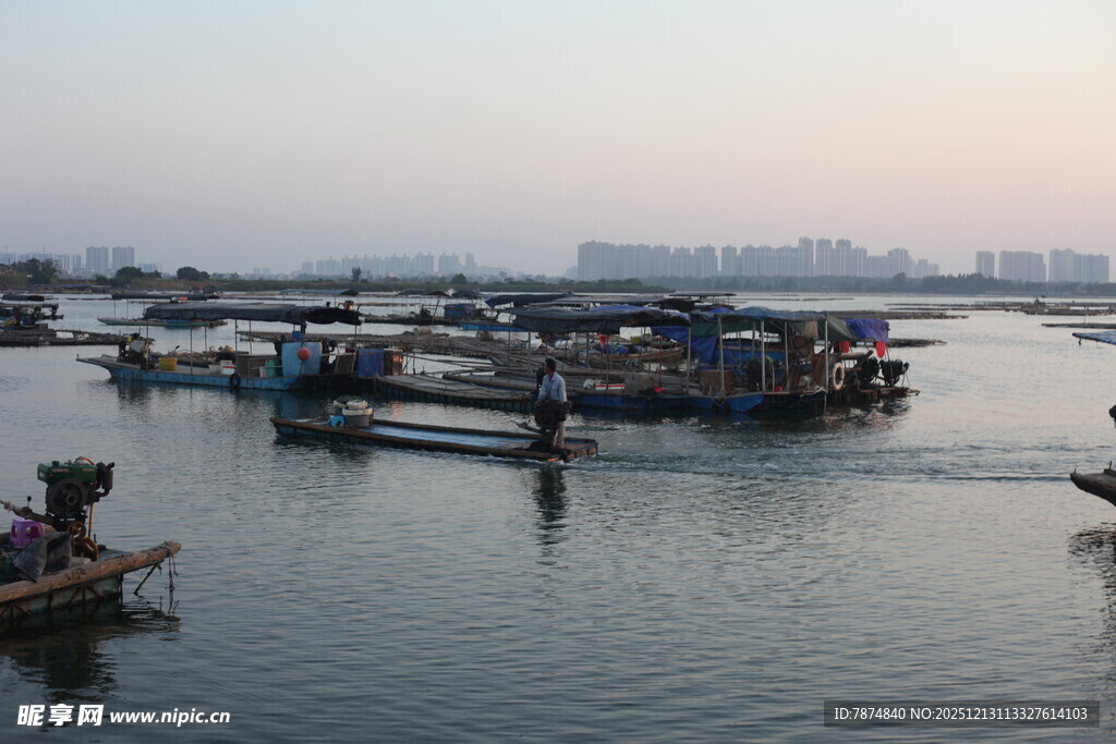 水上渔村景象