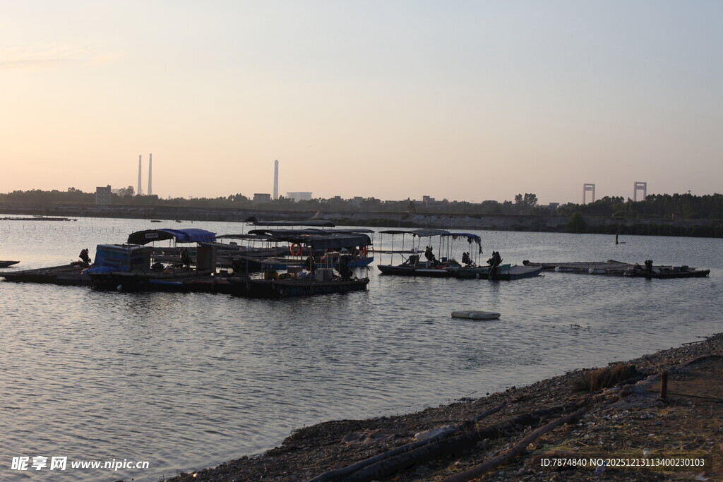 黄昏下的水上船只景观