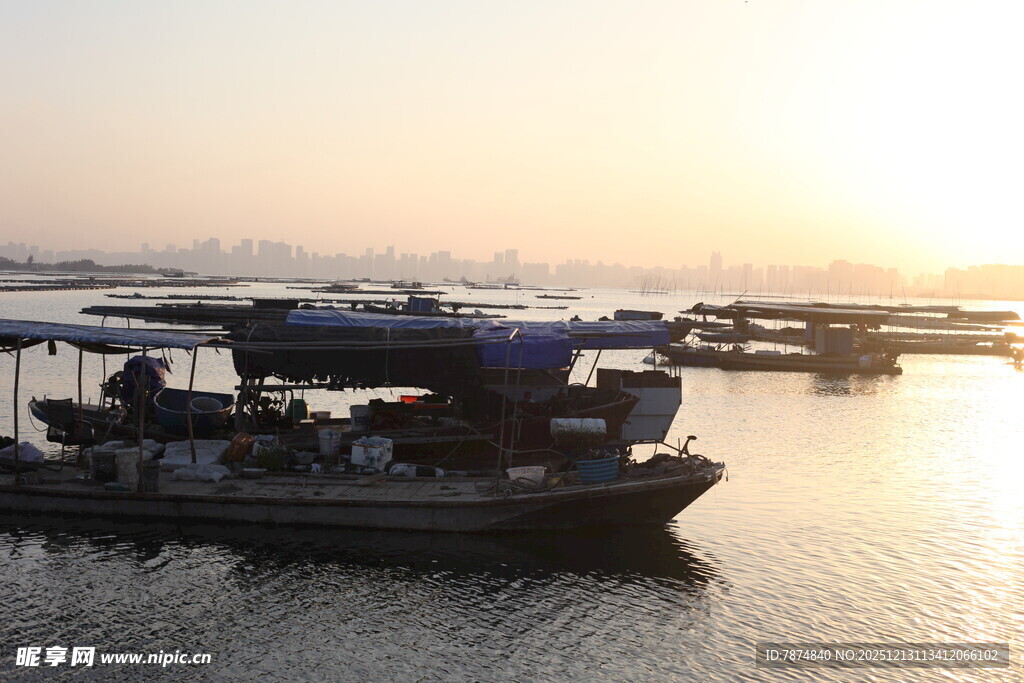夕阳下的水上船只景象