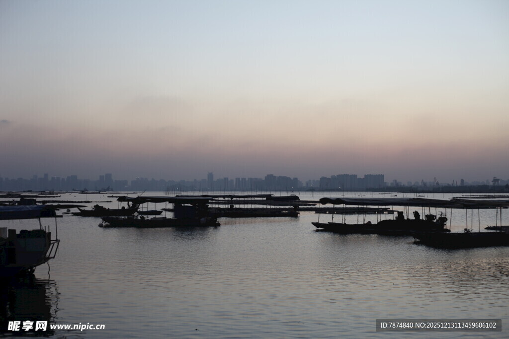 黄昏下的水上船只景象