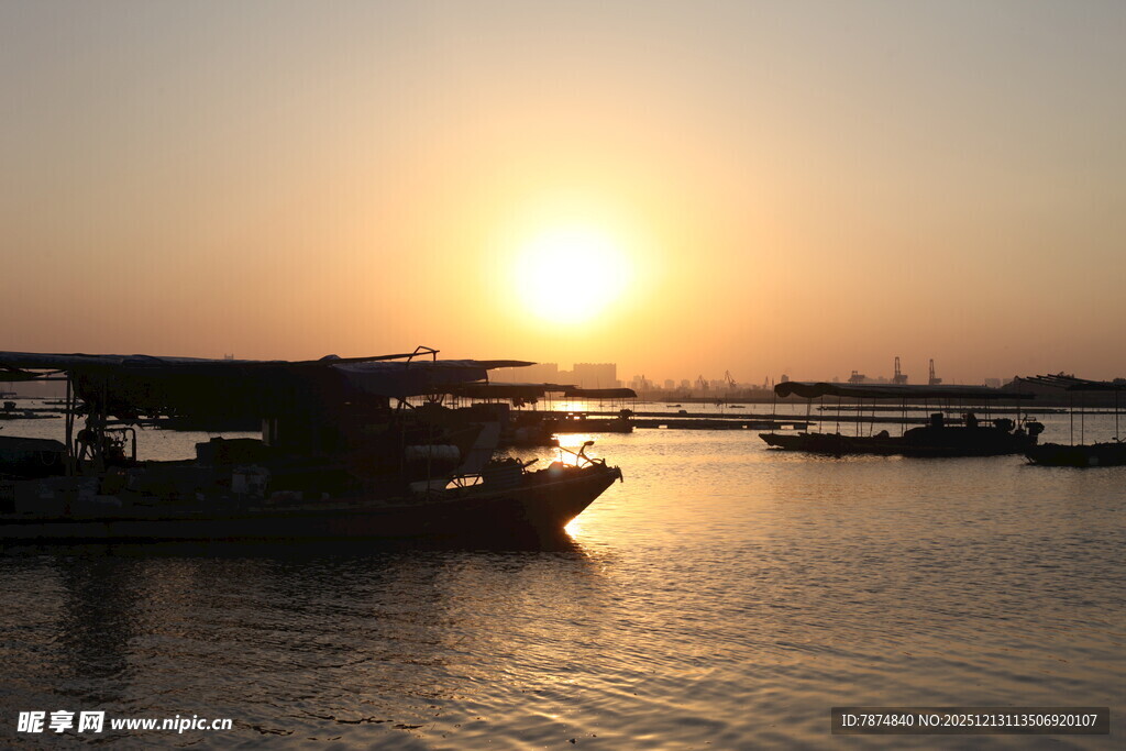 夕阳下的宁静海面与船只