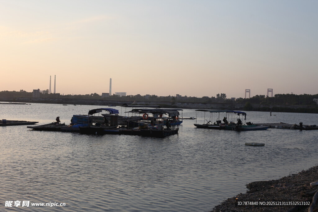 河畔船只伴黄昏美景