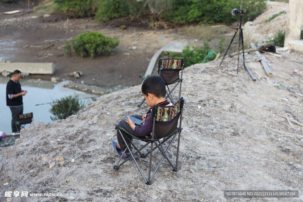 户外露营者享受休闲时光