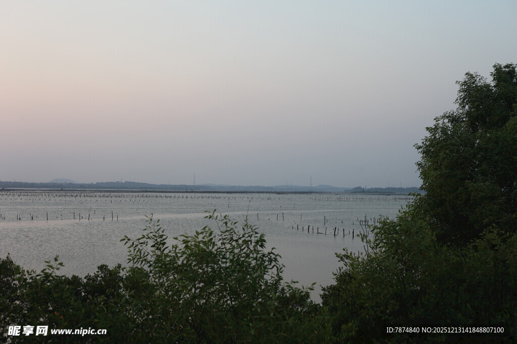 湖畔暮色风景