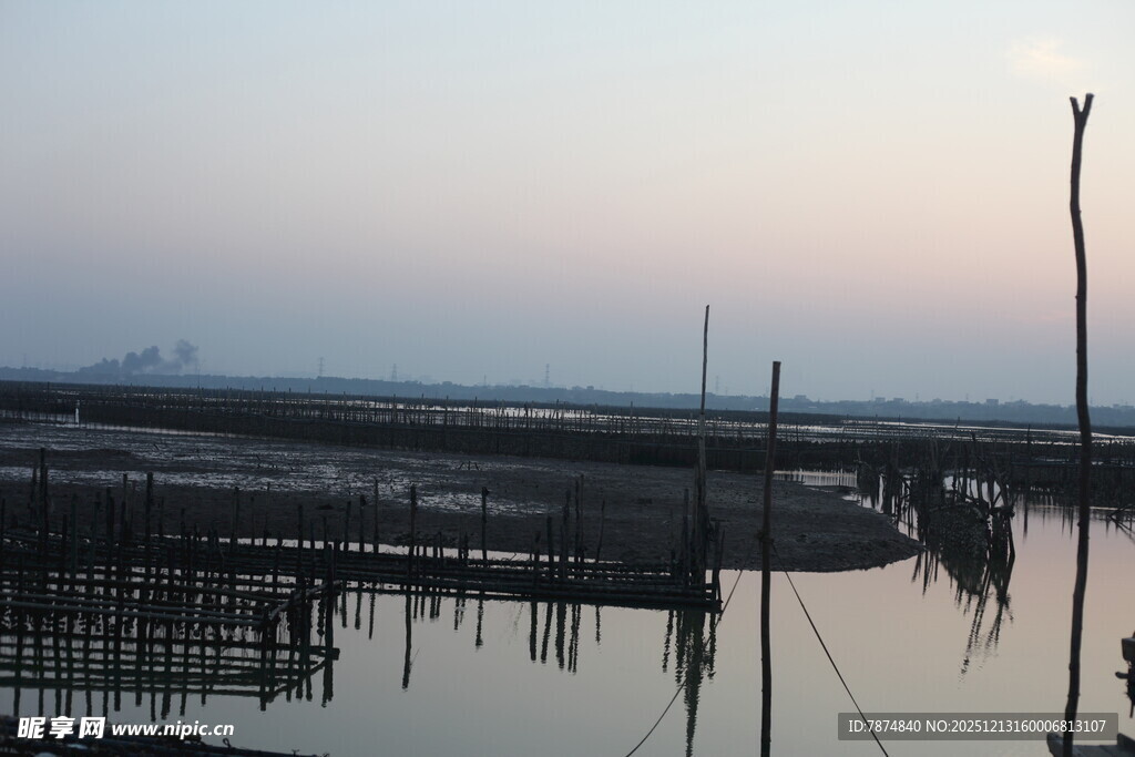 黄昏下的水上养殖场景