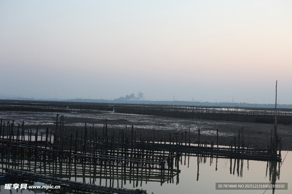 黄昏下的水上养殖场景