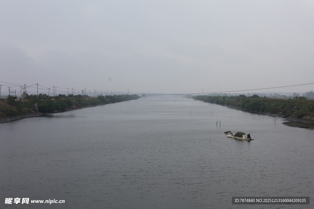 宽阔河道上的船只景象