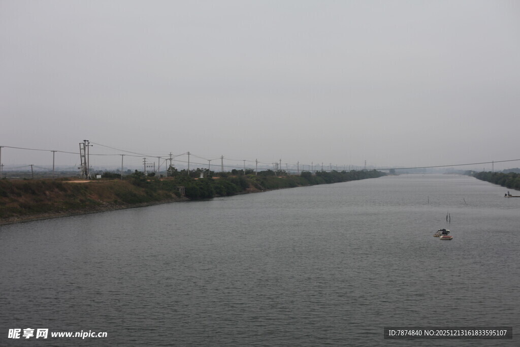 宽阔河道上的孤舟景象