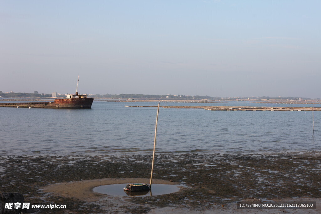 海边浅滩船只与垂钓景象