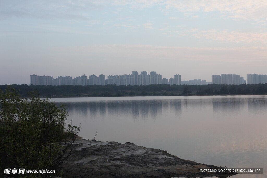 湖畔城市风光